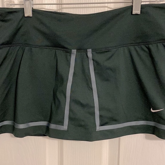 NIKE Tennis skirt size Large in black with gray trim. Built in shorts EUC - Picture 3 of 9